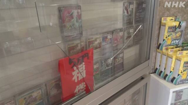 야마나시현 카드 판매점에서 절도범이 깬 유리 장식장. (사진출처=NHK)