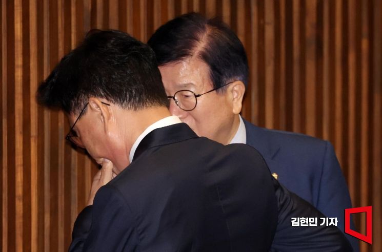 [포토] 박병석 의원과 대화하는 박광온 원내대표