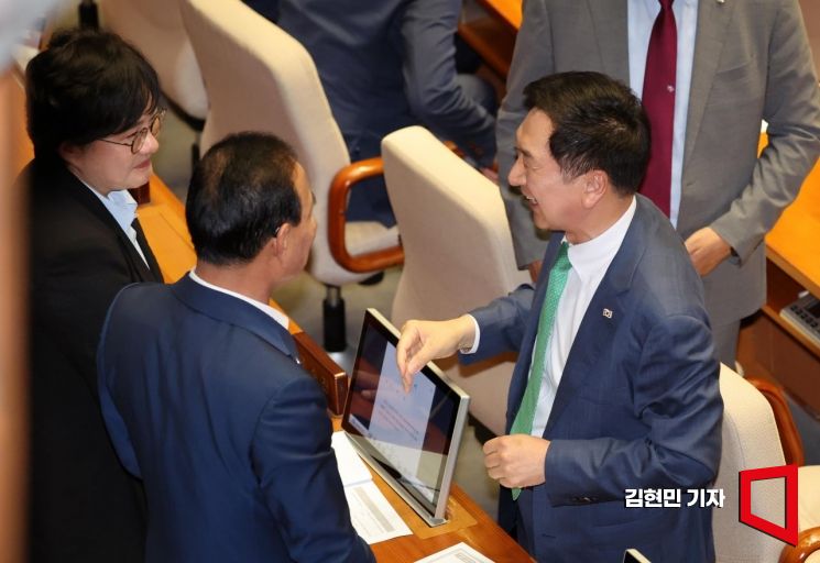 [포토] 의원들과 대화하는 김기현 대표