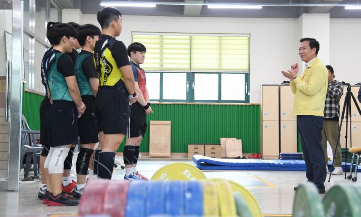 구인모 군수가 경남도민체전  훈련 현장 방문 선수단을 격려하고 있다.