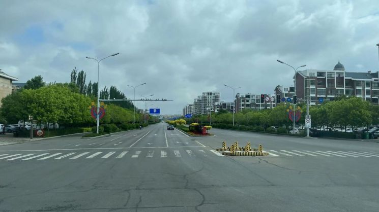 中国内蒙古鄂尔多斯市中心景象。道路与绿化比外界原先认知更整洁、环境状况良好，但与中国一般大城市相比，人行道和车行道都十分冷清。照片由 Kim Hyeonjeong 提供