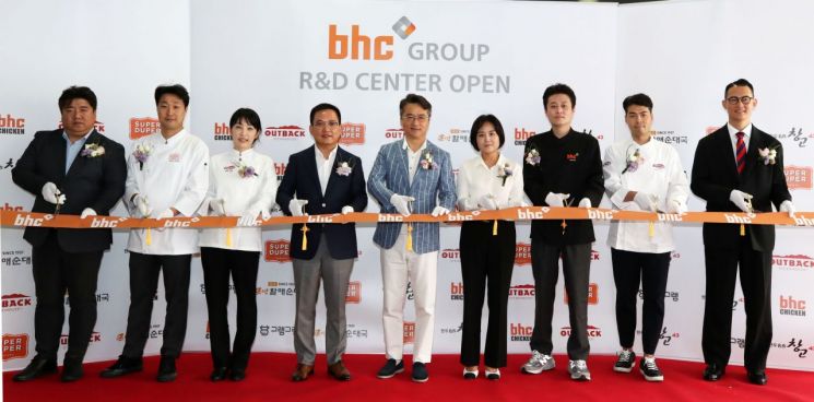 bhc그룹이 31일 서울 송파구 잠실에 위치한 bhc그룹 연구개발(R&D) 센터 개소식을 열었다. 개소식에 참석한 박현종 bhc그룹 회장(왼쪽 다섯 번째)과 임금옥 대표(왼쪽 네 번째)가 관계자들과 함께 테이프 커팅을 하고 있다. [사진제공=bhc그룹]