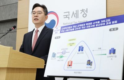 오호선 국세청 조사국장이 31일 정부세종청사에서 '역외탈세자 세무조사'에 대한 브리핑을 하고 있다.
