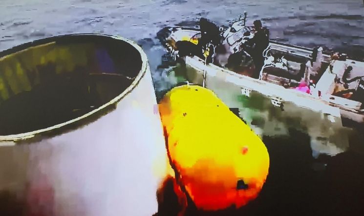 합동참모본부는 북한이 발사한 이른바 '우주발사체' 일부를 해상에서 인양 중이라고 31일 밝혔다. 사진은 '북 주장 우주발사체' 일부로 추정되는 물체. [사진제공=합동참모본부]
