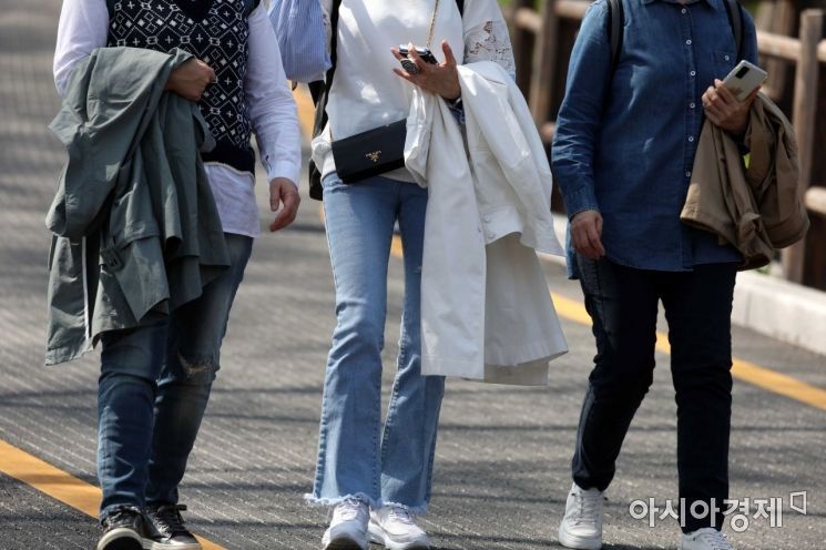 서울 남산을 찾은 시민들이 함께 걷고 있다.