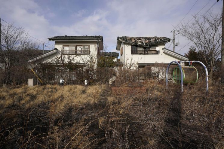 일본 후쿠시마 제1 원전 폭발에 따른 방사능 오염으로 출입이 통제된 곳들의 빈집을 돌며 피난 여성들의 속옷을 훔친 30대 경찰관에게 징역형의 집행유예 판결이 내려졌다. 사진은 기사의 특정 내용과 관련 없음. [사진출처=EPA·연합뉴스]