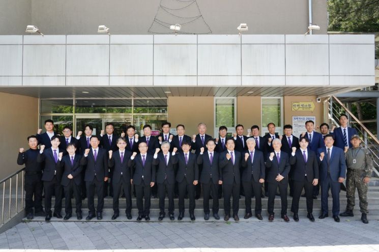 [사진 : 파파 크루들과 육군 군사경찰 관계자]