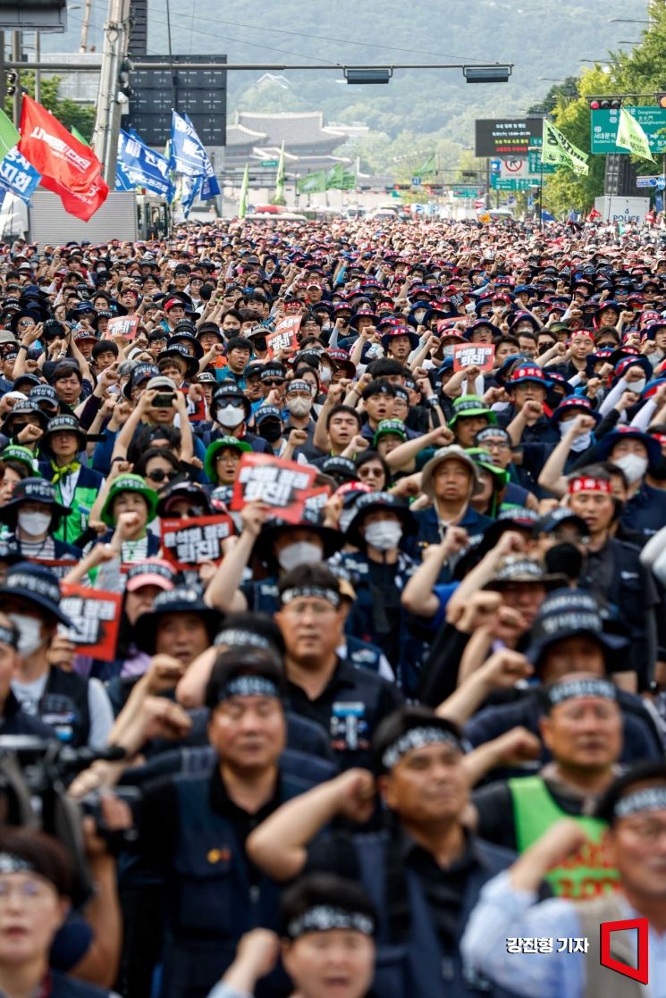 31일 서울 중구 태평로에서 민주노총 소속 조합원들이 총력투쟁대회를 열고 노동탄압 중단 및 윤석열 정권퇴진을 촉구하고 있다. 사진=강진형 기자aymsdream@