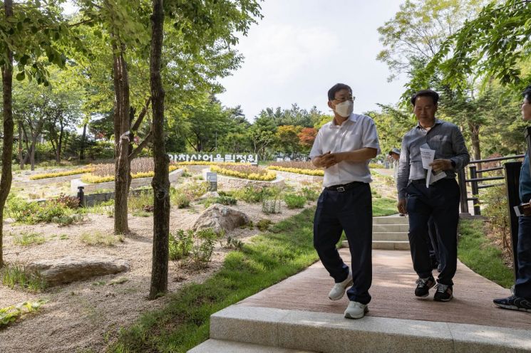 아차산어울림정원을 살펴보는 김경호 광진구청장(왼쪽)