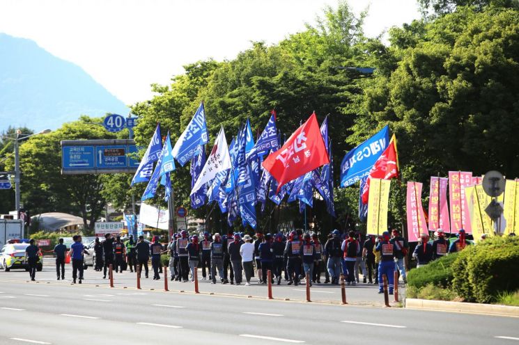 경남 금속노조 창원서 총파업 집회 … 2000여명 운집