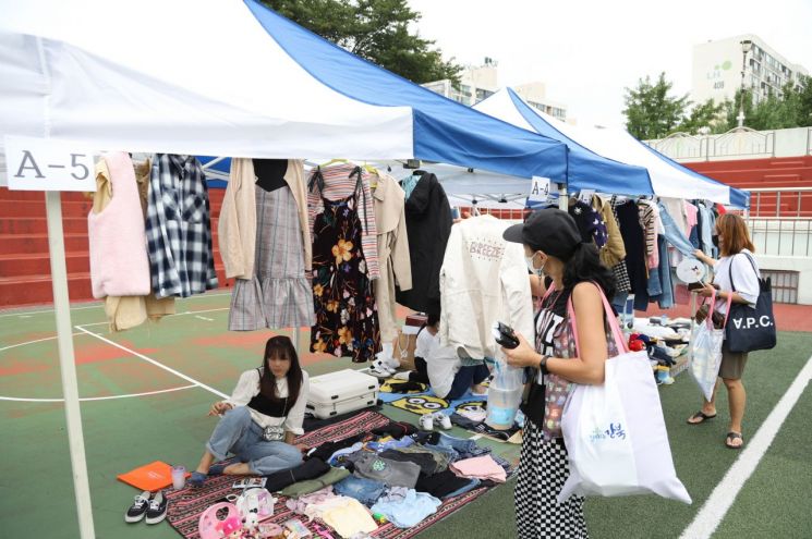 지난해 9월 개최된 꿈의 장터에서 구민들이 판매 중인 물건들을 살펴보고 있다.