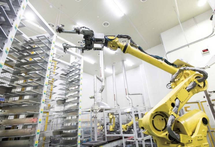 두산퓨얼셀 익산공장에서 협동로봇이 연료전지 스택을 쌓고 있는 모습