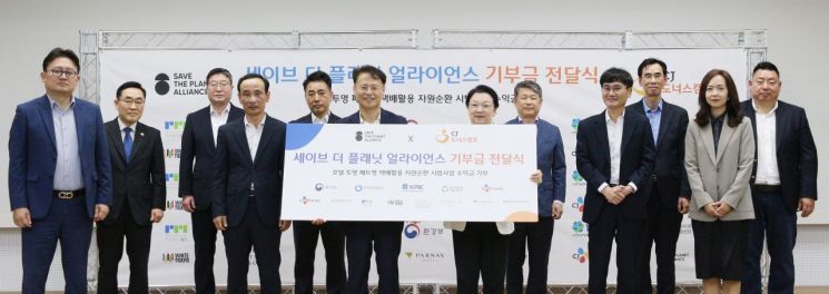 기부금 전달식에 참석한 김희준 CJ대한통운 ESG 담당(왼쪽부터), 이민 서부티엔디 이사, 김필동 파르나스호텔 부장, 정재웅 한국환경공단 본부장, 정병혁 에스아이에프씨호텔디벨로프먼트 상무, 신진수 환경부 물관리정책실장, 민희경 CJ제일제당 사회공헌추진단장, 김상훈 한국순환자원유통지원센터 이사장, 지창우 아로마티카 상무,김영욱 한국포장재재활용사업공제조합 총괄본부장, 이수연 조선호텔앤리조트 상무, 이종선 (재)화이트타이거즈 이사장의 모습. 사진제공=CJ대한통운