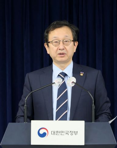 정승윤 국민권익위 부패방지 부위원장이 1일 서울 종로구 정부서울청사에서 '선관위 자녀 특혜채용 의혹' 관련 '전수조사 착수' 브리핑을 하고 있다. 사진=윤동주 기자 doso7@