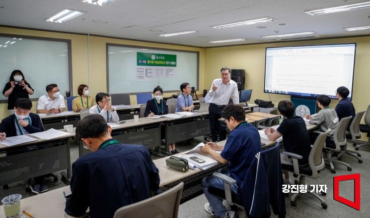 1일 서울 양천구 종로학원 본사에서 교사들이 2024학년도 대학수학능력시험 6월 모의평가를 국어영역을 분석하고 있다. 사진=강진형 기자aymsdream@