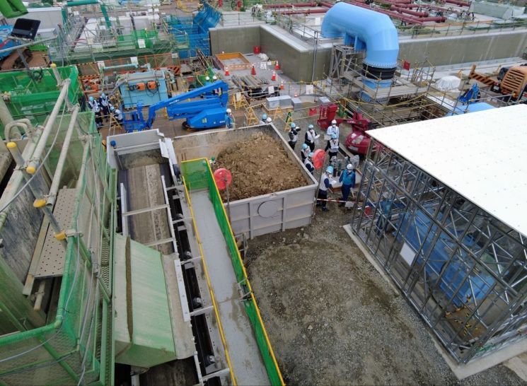 한국 정부의 후쿠시마 오염수 전문가 시찰단이 지난 24일 후쿠시마 제1원자력발전소 현장 시찰을 하고 있다. 사진제공=연합뉴스, 도쿄전력 제공