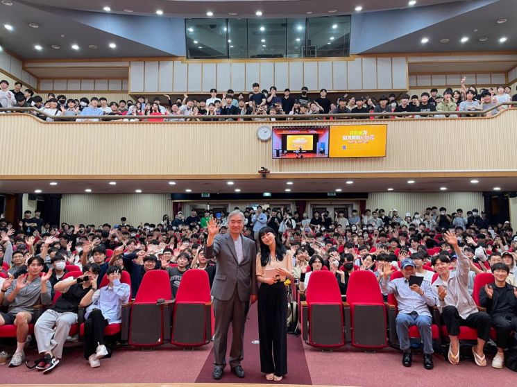 경남 창원특례시는 창원대학교 국제회의장에서 지역 청년 350여명이 참석한 가운데 문화콘텐츠 테드 첫 번째 강연을 열었다.