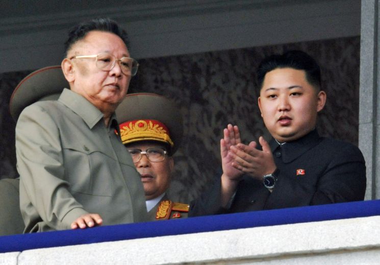 2010년 당시 김정일 북한 국방위원장(왼쪽)과 후계자 신분이던 김정은 국무위원장