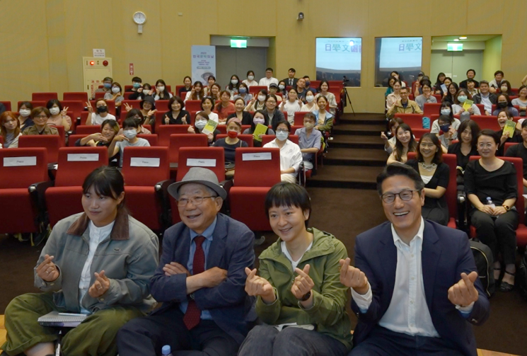 대만국립대학교에서 한국문화예술위원회와 주타이베이대한민국대표부가 한국 문학의 가치를 알리기 위해 '한국 문학의 날' 행사를 개최했다. 좌측 두 번째 나태주 시인. 네 번째 정병국 예술위원장. [사진제공 = 한국문화예술위원회]