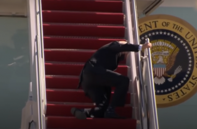 전용기에 탑승하려 계단을 오르다 넘어진 조 바이든 미국 대통령 [사진출처=유튜브 채널 '비디오머그']