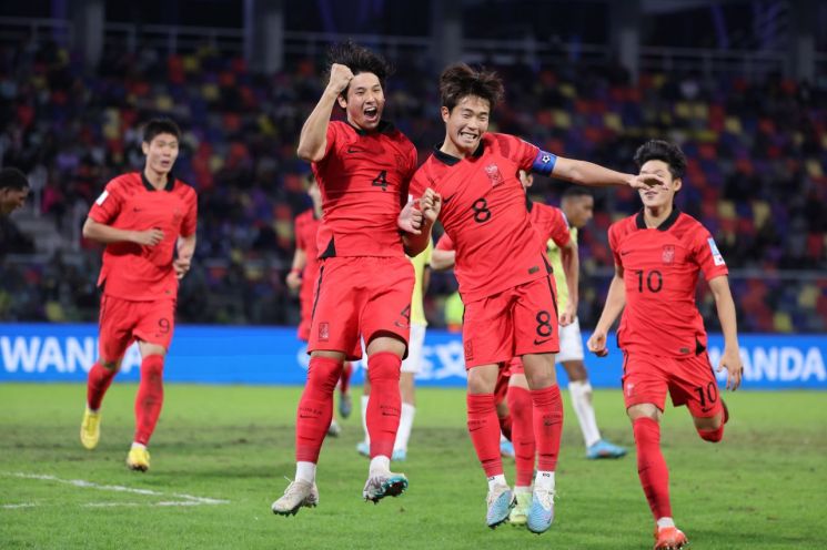 한국 20세 이하(U-20) 월드컵 대표팀의 최석현이 2일(한국시간) 아르헨티나 산티아고 델 에스테로 스타디움에서 열린 2023 국제축구연맹(FIFA) U-20 월드컵 16강 에콰도르의 경기에서 후반 3분 헤더로 세 번째 골을 넣은 뒤 기뻐하고 있다.    [사진 제공= 연합뉴스]