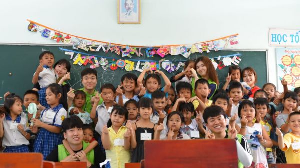 LS 대학생 해외봉사단 24기 단원들이 베트남 동나이성에서 초등학생들에게 교육봉사를 하고 있다. [사진제공=LS]