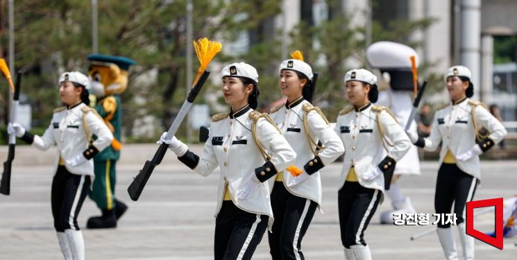 [포토]여군의장대, 전쟁기념관서 동작시범 선보여