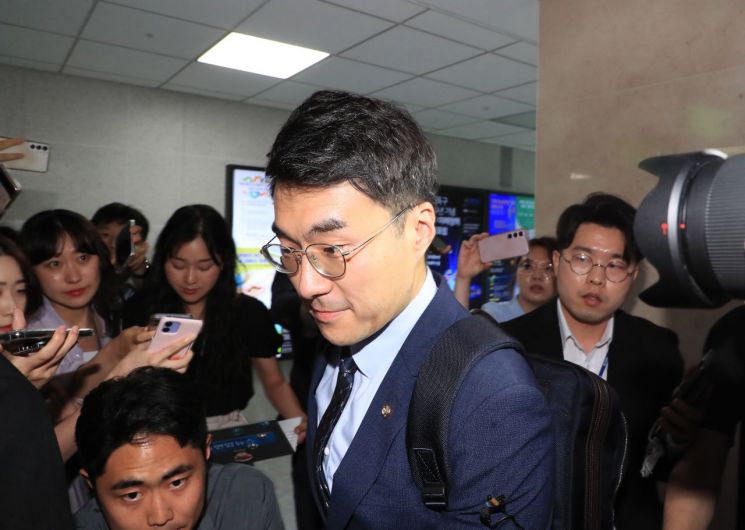 무소속 김남국 의원이 지난달 31일 오후 국회 의원 사무실을 나오고 있다. [이미지출처=연합뉴스]