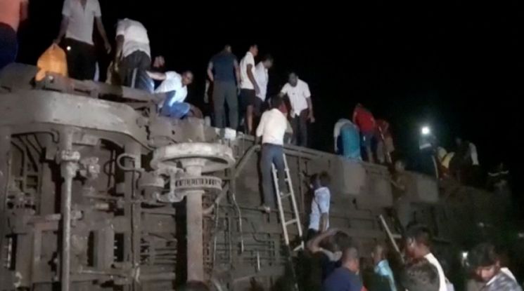 2일(현지시간) 인도 동부 오디샤주에서 열차 충돌 사고가 발생해 최소 120명이 사망하고 300명 이상이 부상했다. 사진=AP [이미지출처=로이터연합뉴스]