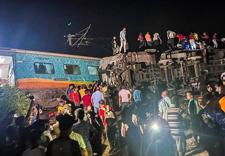 2일(현지시간) 인도 동부 오디샤주에서 열차 충돌 사고가 발생해 최소 120명이 사망하고 300명 이상이 부상했다. 사진=AP [이미지출처=AP연합뉴스]