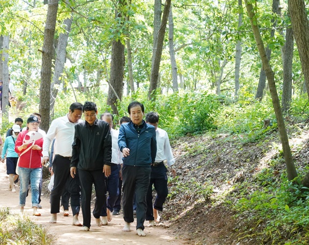 (우측)박홍률 목포시장과 시민들이 옥암동 신도심에 위치한 초당산을 맨발로 걸으면서 건강과 힐링의 시간을 함께하고 있다. [사진제공=목포시]