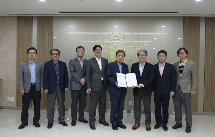 (왼쪽부터) 신라대 김학술 사무처장, 이동윤 기획조정처장, 정해용 교육지원처장, 노영욱 부총장, 허남식 총장, 사교조 조명제 지회장, 유영명 교섭위원, 이성수 교섭위원이 협약 체결 기념사진을 찍고 있다.