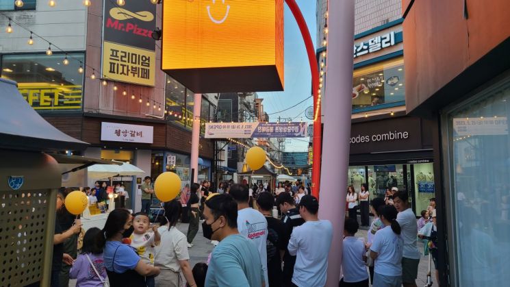 관광객으로 북적이는 경주시내 금리단길 야시장 골목.