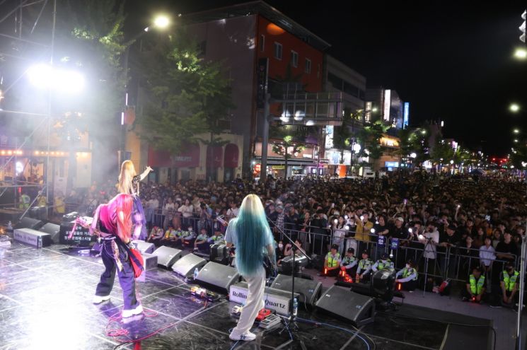 청년들로 가득 찬 포항 젊음의 거리, 경북 청년문화 페스티벌.(가수 윤하 공연모습)