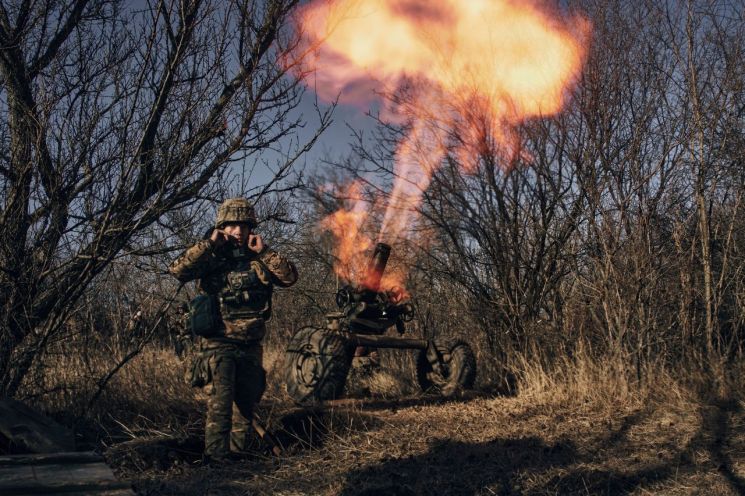 우크라이나 동부 도네츠크 지역의 바흐무트 인근 최전선에서 한 우크라이나 군인이 프랑스제 박격포를 러시아군 진지를 향해 발사하고 있다. [이미지출처=연합뉴스]