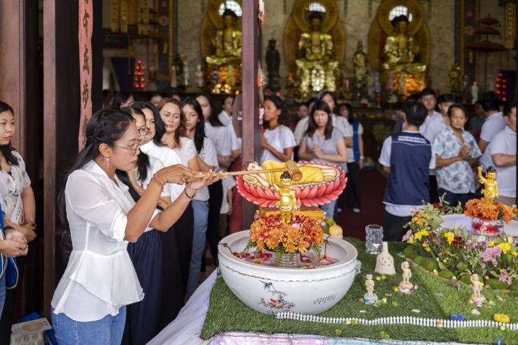인도네시아 발리 덴파사르의 한 사원에서 사람들이 기념행사에 참여해 의식을 진행하고 있다.＜사진출처:연합뉴스＞