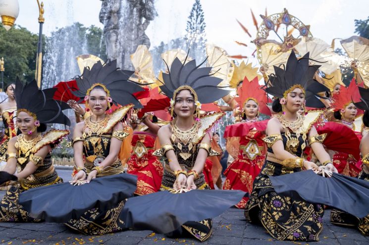 인도네시아 발리 덴파사르 새해 전 전야행사에서 공연자들이 춤을 추고 있다.＜사진출처:연합뉴스＞