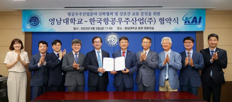 한국항공우주산업 강구영(왼쪽에서 5번째)사장과 최외출  영남대 총장이 업무협약을 체결한 뒤 기념촬영을 하고 있다.