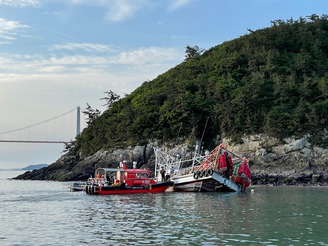 목포해경이 전남 신안군 천사대교 인근 해상에서 발생한 침수 선박 안전관리를 하고 있다. [사진제공=목포해양경찰서]