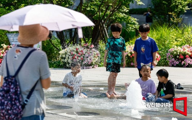 서울 한 낮 최고기온이 25도까지 상승하며 초여름 날씨가 이어지고 있는 5일 서울 종로구 광화문 광장을 찾은 어린이들이 물놀이를 하며 더위를 식히고 있다. 사진=강진형 기자aymsdream@