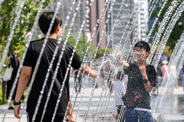 서울 한 낮 최고기온이 25도까지 상승하며 초여름 날씨가 이어지고 있는 5일 서울 종로구 광화문 광장을 찾은 어린이들이 물놀이를 하며 더위를 식히고 있다. 사진=강진형 기자aymsdream@