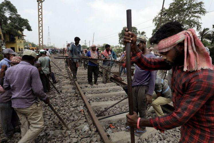 인도서 길이 3㎞ 다리 붕괴…열차 충돌 사흘만 