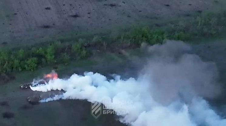 우크라이나 도네츠크주 클리시우카 인근 전선에서 군사용 차량이 파괴돼 연기가 나오고 있다. [이미지출처=연합뉴스]