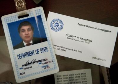 2009년 미국 버지니아주 콴티코 연방수사국(FBI) 아카데미에서 진열장에 담겨 있는 로버트 핸슨의 신분증과 명함 [이미지 출처=AFP 연합뉴스]