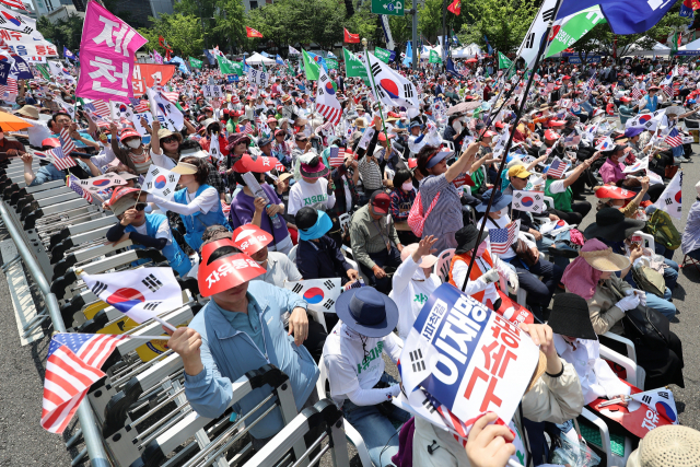 현충일인 6일 서울 종로구 세종대로 일대에서 자유통일당 회원들이 주사파 척결 집회를 열고 있다.