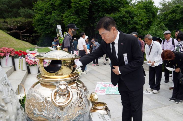 이필형 동대문구청장이 현충일인 6일 박정희 대통령의 묘역을 찾아 참배하고 있다.
