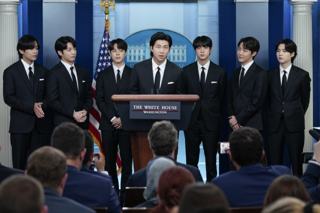 방탄소년단(BTS)의 RM(가운데)이 미국 워싱턴DC 백악관 브리핑룸에서 발언하고 있다. [사진 = 연합뉴스]