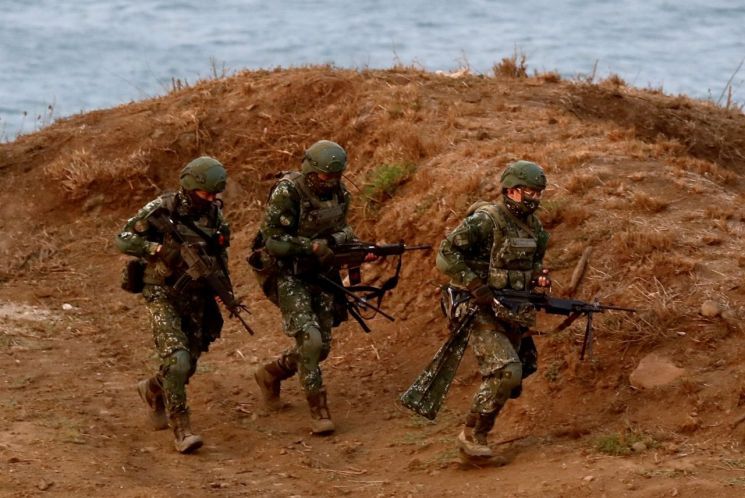 대만 군인들이 지난해 10월 대만해협 펑후섬에서 실시된 실사격 훈련에서 화기를 든 채 이동하는 모습. [사진출처=EPA연합뉴스]