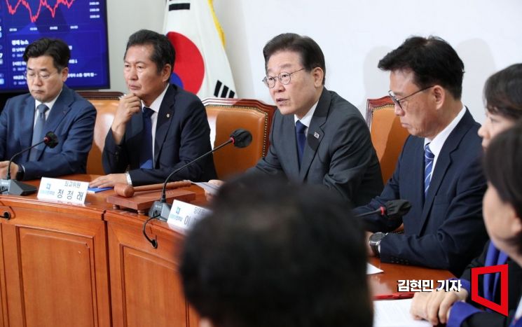 [포토] 이재명, 김기현 향해 "의자 하나, 책상 하나 두고 토론하자" 제안