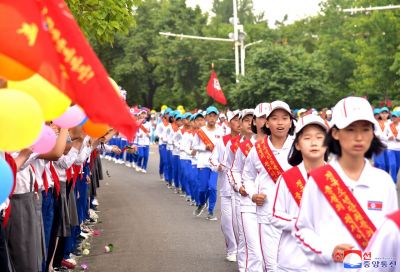 평양에 도착한 북한 소년단원들…"충성의 편지 이어달리기"